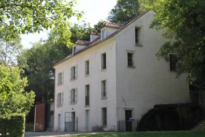 Façade et roue du moulin à eau