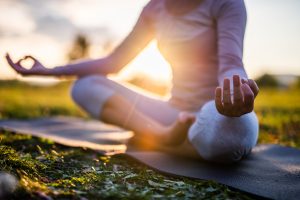 Femme meditation extérieure