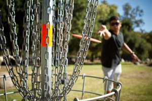 Homme pratiquant le disc golf