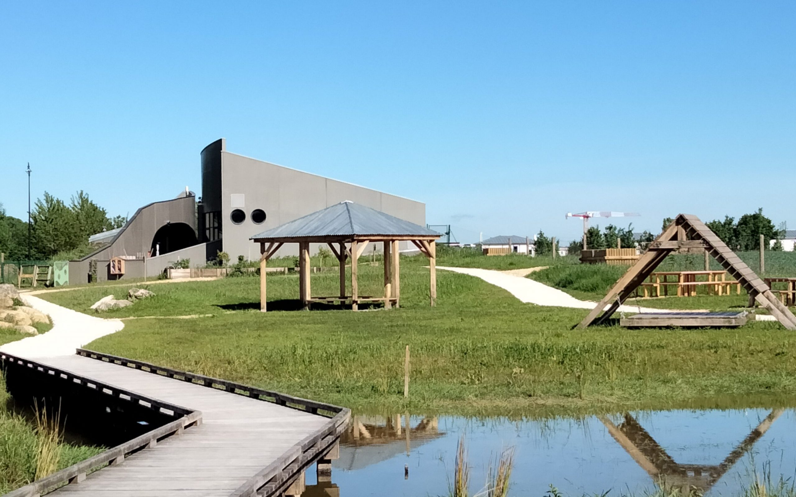 Le nouvel aménagement de la Maison de la Nature à Ferrières en Brie : espace abrité, balancelle, table pour pique-niques zéro déchets, verger, éolienne, mare et ruchers pédagogiques...